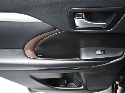 Used 2019 Toyota Highlander XLE image 32