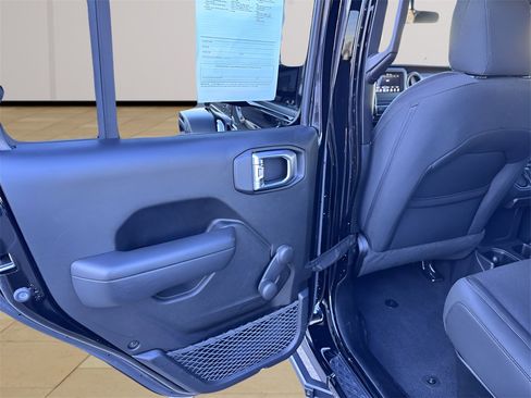 Used 2022 Jeep Gladiator Sport image 30