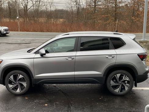 New 2026 Volkswagen Taos SE image 8