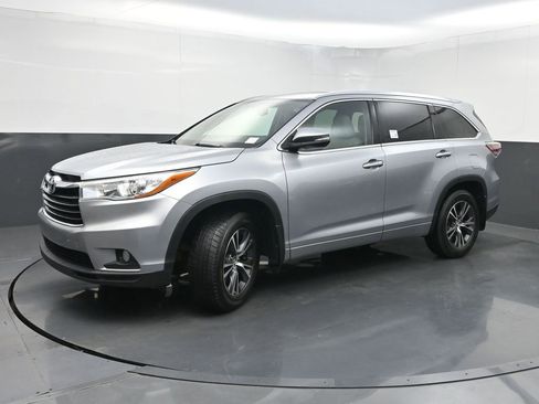 Used 2016 Toyota Highlander XLE AWD/4WD image 21