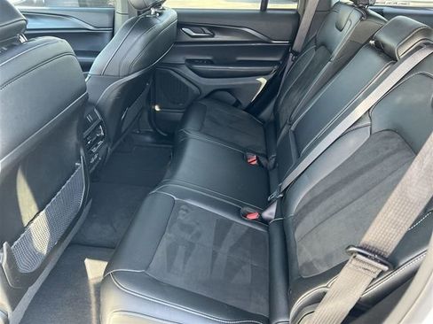 Used 2025 Jeep Grand Cherokee Altitude image 38