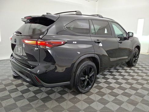 Certified 2024 Toyota Highlander XLE AWD/4WD image 17
