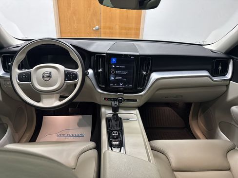 Used 2019 Volvo XC60 T5 Momentum w/ Premium Package AWD/4WD image 9