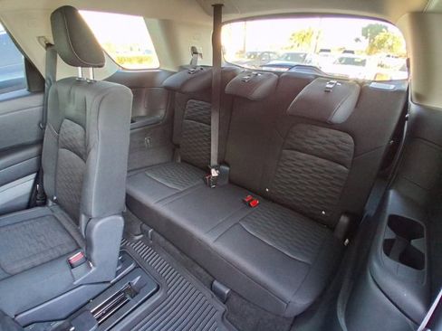 Used 2024 Nissan Pathfinder S image 17