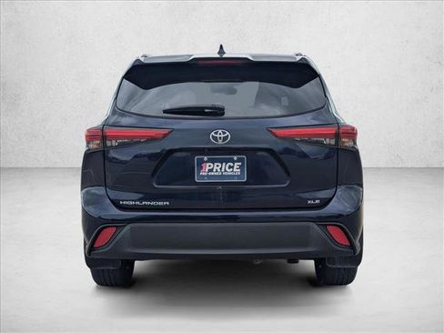 Used 2023 Toyota Highlander XLE image 6