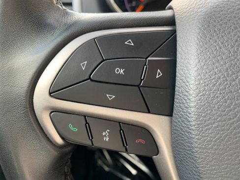 Used 2019 Jeep Grand Cherokee Laredo AWD/4WD image 16