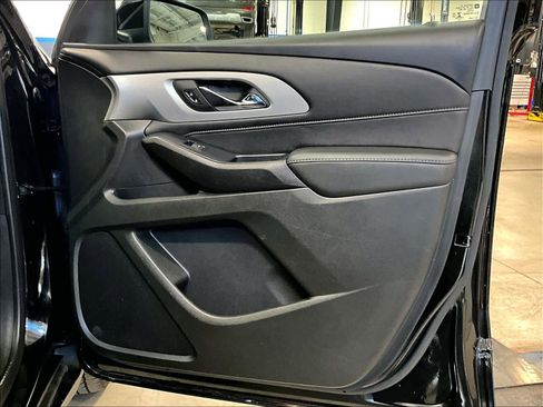 Used 2022 Chevrolet Traverse LT image 12