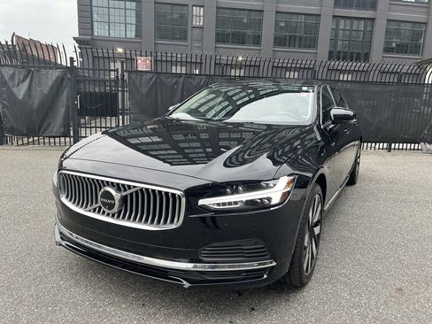 Certified 2025 Volvo S90 T8 Plus image 3