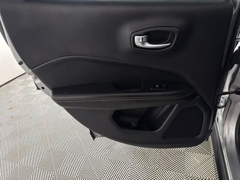 Used 2018 Jeep Compass Latitude FWD image 12