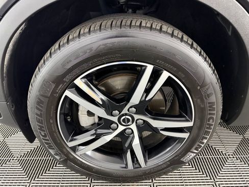 Used 2025 Volvo XC40 B5 Core image 11