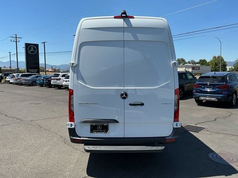 Used 2025 Mercedes-Benz Sprinter 4500 image 9