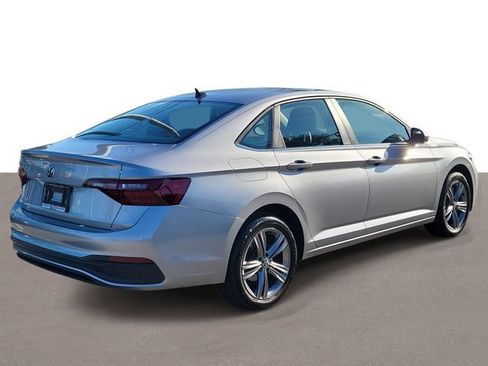 Certified 2023 Volkswagen Jetta SE w/ Panoramic Sunroof Package FWD image 4