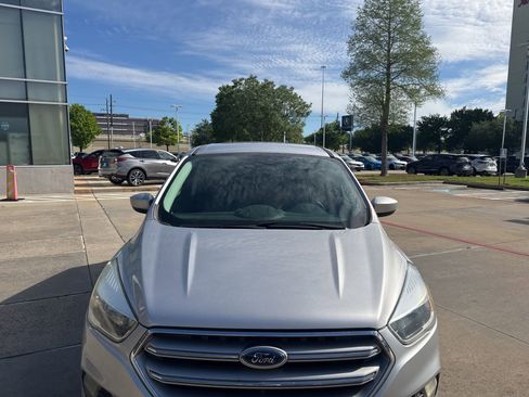 Used 2017 Ford Escape SE image 2