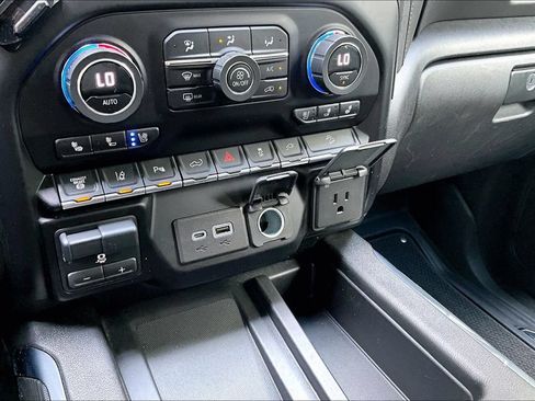 Used 2023 GMC Sierra 3500 AT4 w/ AT4 Preferred Package AWD/4WD image 17