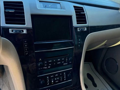 Used 2012 Cadillac Escalade Luxury image 10