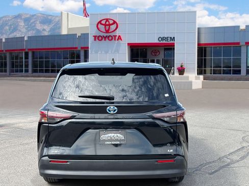 Used 2025 Toyota Sienna LE FWD image 5