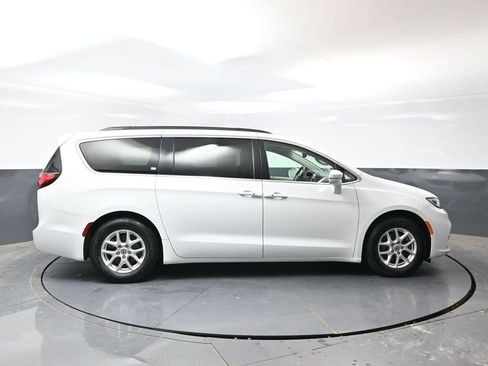Used 2022 Chrysler Pacifica Touring-L FWD image 3