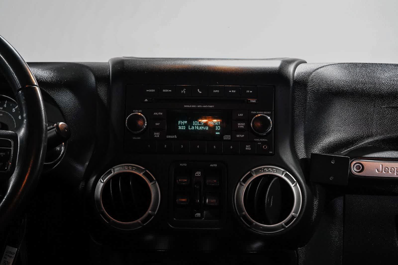 Used 2018 Jeep Wrangler Unlimited Rubicon w/ Connectivity Group AWD/4WD image 14