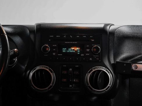 Used 2018 Jeep Wrangler Unlimited Rubicon w/ Connectivity Group AWD/4WD image 14