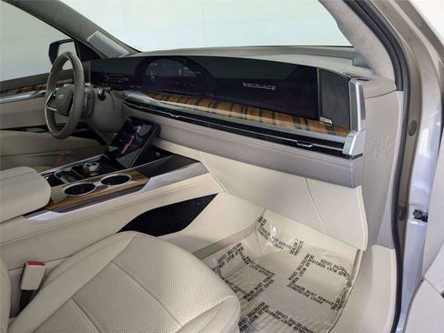 Used 2025 Cadillac Escalade Sport Platinum w/ LPO, Floor Liner Package AWD/4WD image 36