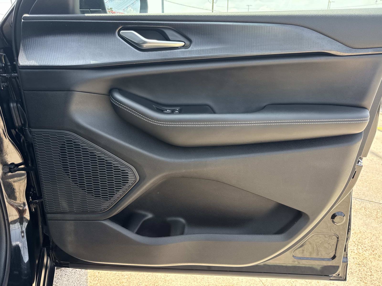 Used 2025 Jeep Grand Cherokee Laredo RWD image 13