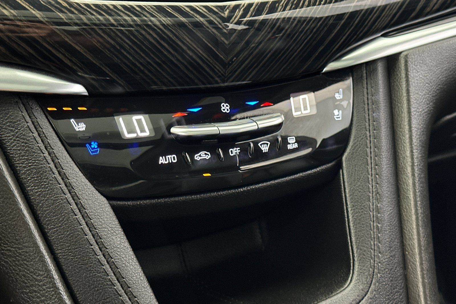 Used 2024 Cadillac XT6 Premium Luxury w/ Technology Package FWD image 29