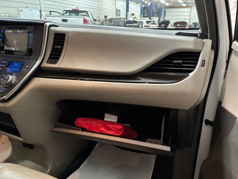 Used 2016 Toyota Sienna XLE Premium AWD/4WD image 33