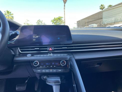Used 2025 Hyundai Elantra Limited image 20