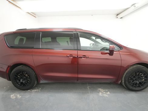 Used 2021 Chrysler Pacifica Touring-L w/ Uconnect Theater Family Group AWD/4WD image 10