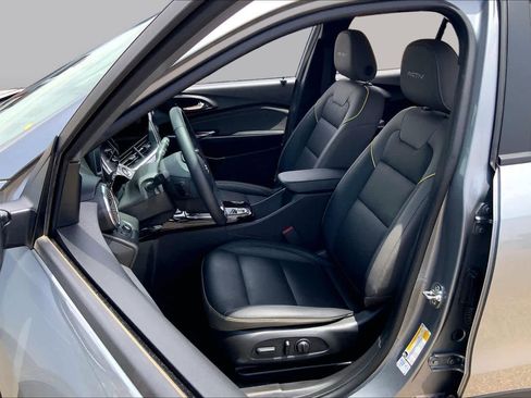 Used 2025 Chevrolet Trax ACTIV FWD image 8