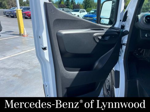 Used 2025 Mercedes-Benz Sprinter 2500 image 16