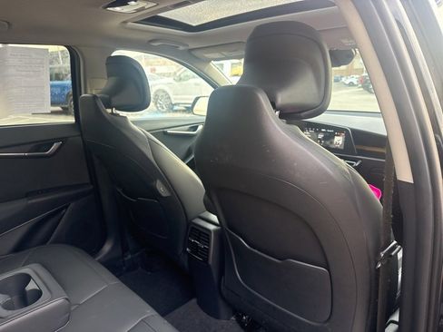 Used 2023 Kia Niro EX Touring image 9