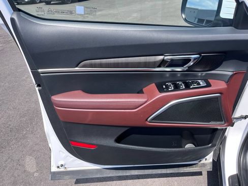 Certified 2024 Kia Telluride EX w/ EX Captain's Chair Package FWD image 9