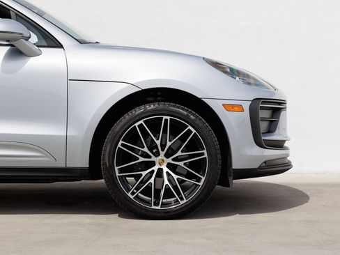 Certified 2026 Porsche Macan AWD/4WD image 11