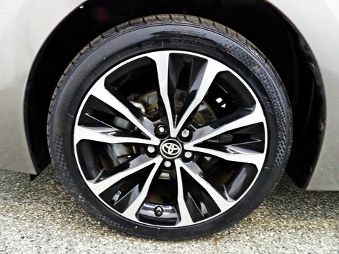 Used 2018 Toyota Corolla SE w/ SE Premium Package FWD image 18