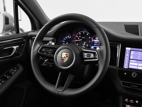 Certified 2025 Porsche Macan image 26
