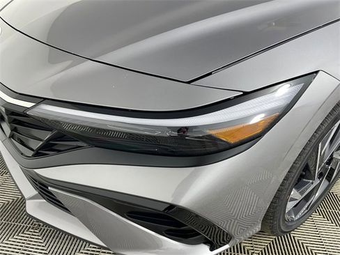 New 2025 Hyundai Elantra Limited image 22