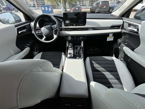 New 2026 Mitsubishi Outlander SE image 18