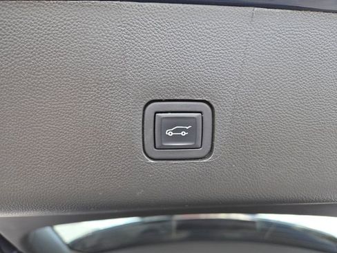 Certified 2023 Chevrolet Traverse LT FWD image 17