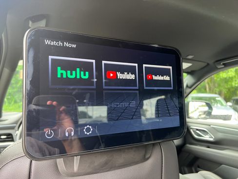 Used 2024 GMC Yukon SLT w/ SLT Luxury Package image 32