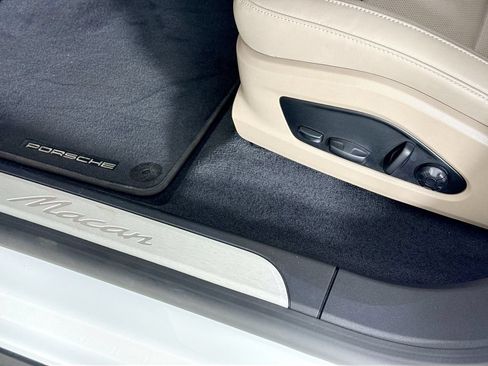 Certified 2025 Porsche Macan Electric RWD image 18