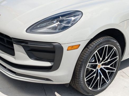 Certified 2025 Porsche Macan image 12