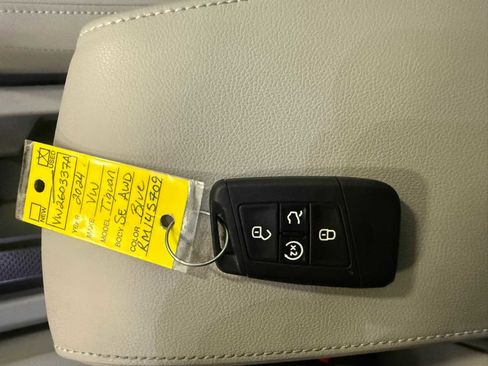 Used 2024 Volkswagen Tiguan SE w/ Panoramic Sunroof Package AWD/4WD image 38