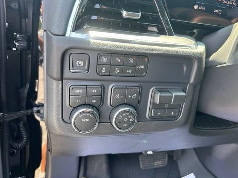 New 2026 Chevrolet Suburban Premier w/ Sun And Tow Package AWD/4WD image 18