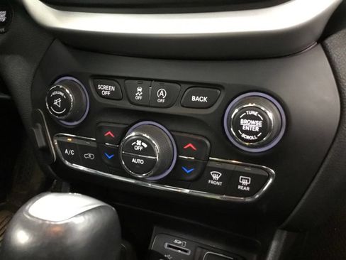 Used 2018 Jeep Cherokee Overland AWD/4WD image 26
