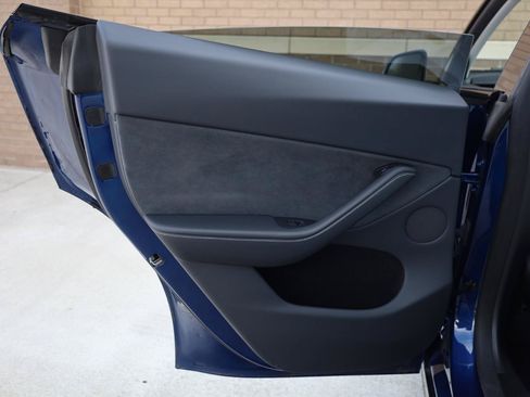 Used 2024 Tesla Model Y Long Range AWD/4WD image 18