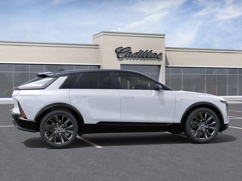 New 2026 Cadillac Lyriq Signature Sport w/ LPO, Floor Liner Package AWD/4WD image 5