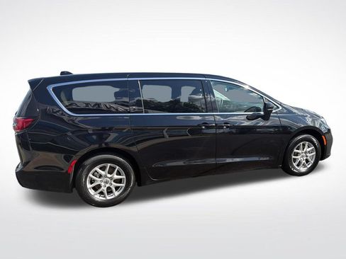 Used 2024 Chrysler Pacifica Touring-L FWD image 7