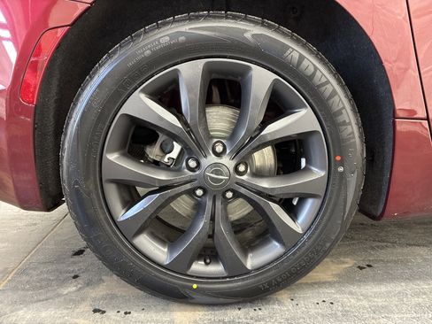 Used 2020 Chrysler Pacifica Touring-L Plus w/ Advanced Safetytec Group FWD image 24