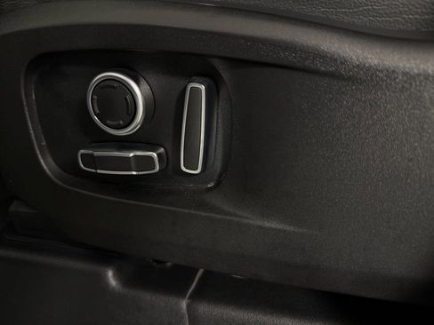 Used 2024 Land Rover Defender 130 X-Dynamic SE image 23